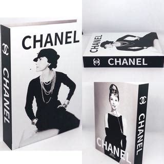 livros decorativos chanel